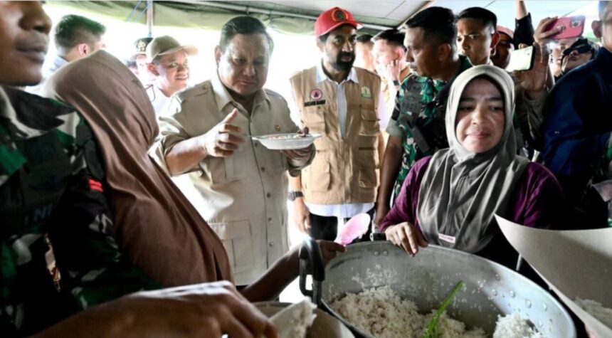 Presiden Prabowo Subianto turut mencicipi menu makan siang yang disiapkan untuk para pengungsi di tenda pengungsian korban bencana di Kabupaten Bireuen, Aceh, Minggu (7/12/2025). Foto: BPMI Setpres