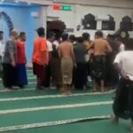 Warga mengamankan ODGJ yang teriak kiamat di masjid wilayah Sampang. Foto: Tangkapan layar Instagram @majeliskopi08