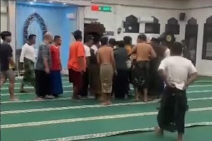 Warga mengamankan ODGJ yang teriak kiamat di masjid wilayah Sampang. Foto: Tangkapan layar Instagram @majeliskopi08