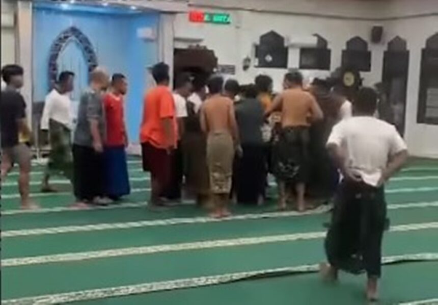 Warga mengamankan ODGJ yang teriak kiamat di masjid wilayah Sampang. Foto: Tangkapan layar Instagram @majeliskopi08
