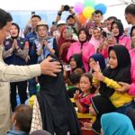 Presiden Prabowo Subianto mengunjungi lokasi terdampak bencana di Posko Pengungsi yang berlokasi di SD Negeri 05 Kayu Pasak Palembayan, Kabupaten Agam, Provinsi Sumatra Barat, Kamis (18/12/2025). Foto: BPMI Setpres