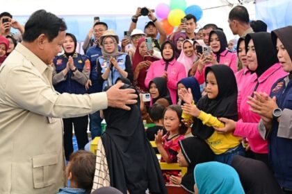 Presiden Prabowo Subianto mengunjungi lokasi terdampak bencana di Posko Pengungsi yang berlokasi di SD Negeri 05 Kayu Pasak Palembayan, Kabupaten Agam, Provinsi Sumatra Barat, Kamis (18/12/2025). Foto: BPMI Setpres