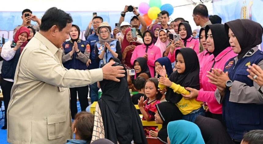Presiden Prabowo Subianto mengunjungi lokasi terdampak bencana di Posko Pengungsi yang berlokasi di SD Negeri 05 Kayu Pasak Palembayan, Kabupaten Agam, Provinsi Sumatra Barat, Kamis (18/12/2025). Foto: BPMI Setpres