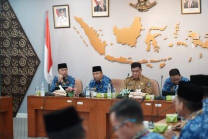 Wali Kota Depok, Supian Suri (dua dari kiri)