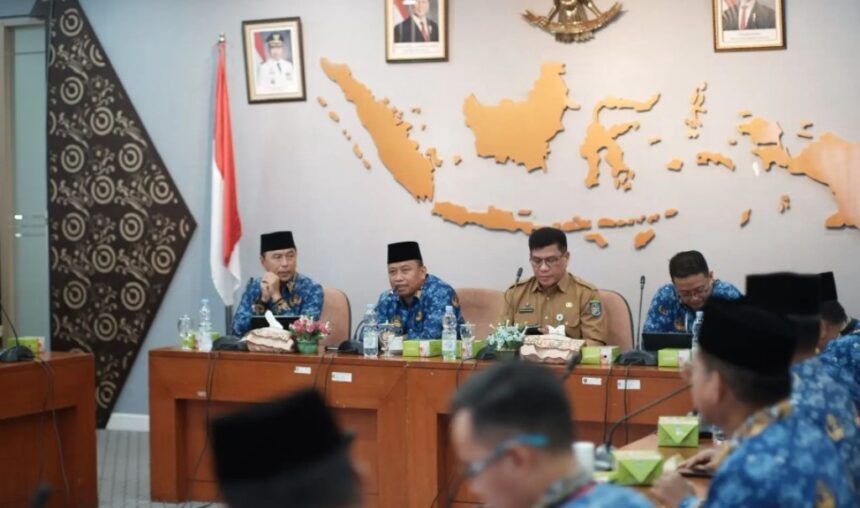 Wali Kota Depok, Supian Suri (dua dari kiri)