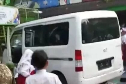 Mobil MBG tabrak siswa di SDN Kalibaru 01 Cilincing. Foto: Ist