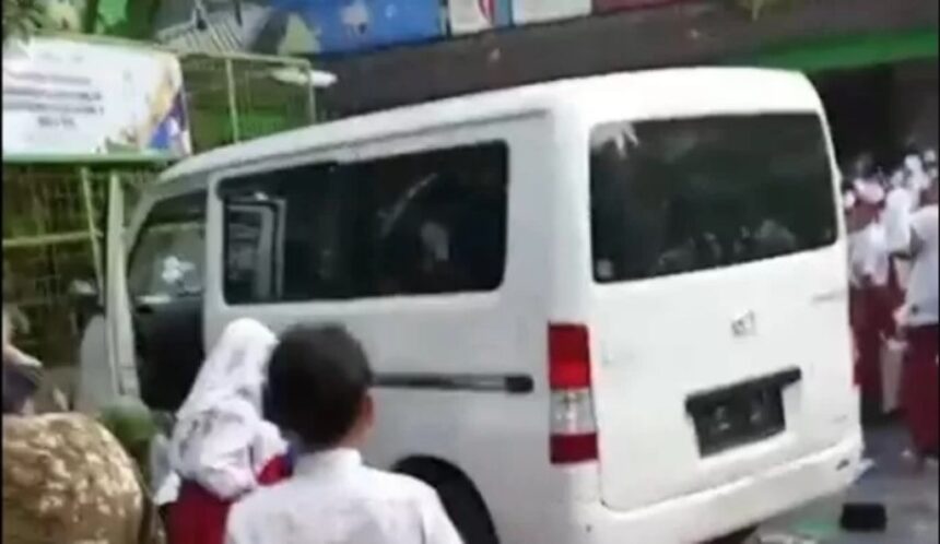 Mobil MBG tabrak siswa di SDN Kalibaru 01 Cilincing. Foto: Ist