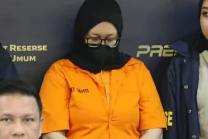 Ayu Puspita dihadirkan saat konferensi pers di Polda Metro Jaya, Jakarta, Sabtu (13/12/2025). Foto: ipol.id