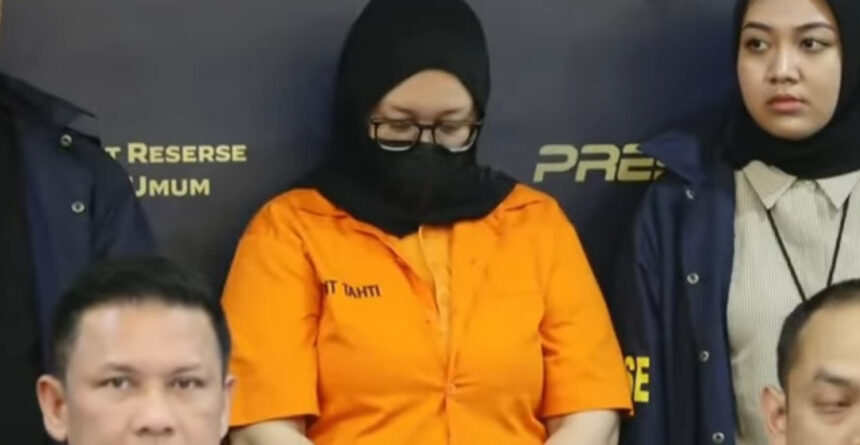 Ayu Puspita dihadirkan saat konferensi pers di Polda Metro Jaya, Jakarta, Sabtu (13/12/2025). Foto: ipol.id