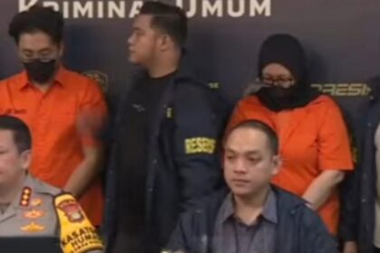 Ayu Puspita dan Dimas dhadirkan saat rilis di Gedung Ditreskrimum Polda Metro Jaya, Sabtu (13/12/2025). Foto: ipol.id