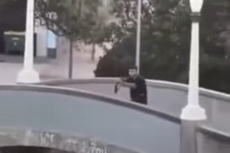 Salah satu dari dua pelaku penembakan di Pantai Bondi. Foto: Tangkapan layar video X
