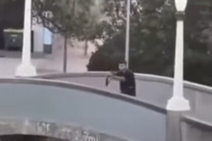 Salah satu dari dua pelaku penembakan di Pantai Bondi. Foto: Tangkapan layar video X