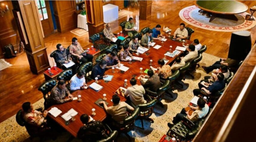 Presiden Prabowo Subianto memanggil sejumlah Menteri Kabinet Merah Putih ke kediaman pribadinya di Hambalang, Bogor, Minggu, (14/12/2025). Foto: BPMI Setpres