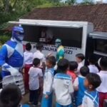 Pengantar MBG pakai kostum power rangers. Foto: ipol.id