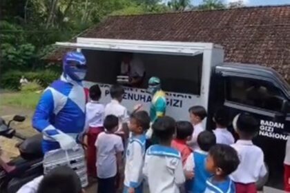 Pengantar MBG pakai kostum power rangers. Foto: ipol.id