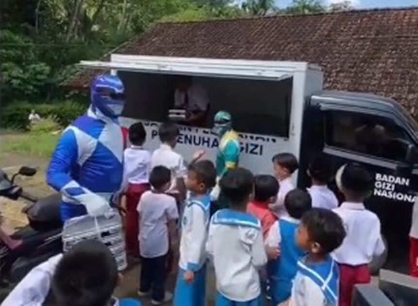 Pengantar MBG pakai kostum power rangers. Foto: ipol.id