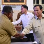 Presiden Prabowo Subianto memberikan pengarahan kepada Kepala Daerah se-Papua serta Komite Eksekutif Percepatan Pembangunan Otonomi Khusus Papua di Istana Negara, Jakarta, Selasa (16/12/2025). Foto: BPMI Setpres