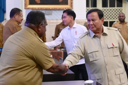 Presiden Prabowo Subianto memberikan pengarahan kepada Kepala Daerah se-Papua serta Komite Eksekutif Percepatan Pembangunan Otonomi Khusus Papua di Istana Negara, Jakarta, Selasa (16/12/2025). Foto: BPMI Setpres