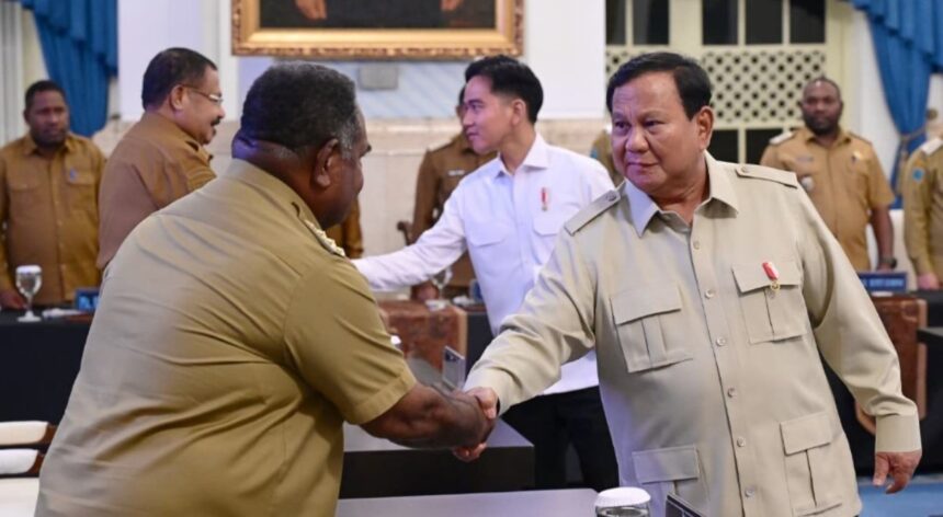 Presiden Prabowo Subianto memberikan pengarahan kepada Kepala Daerah se-Papua serta Komite Eksekutif Percepatan Pembangunan Otonomi Khusus Papua di Istana Negara, Jakarta, Selasa (16/12/2025). Foto: BPMI Setpres