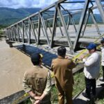 Presiden Prabowo Subianto meninjau lokasi terdampak banjir di Kutacane, Kabupaten Aceh Tenggara, pada Senin, 1 Desember 2025. Foto: BPMI Setpres/