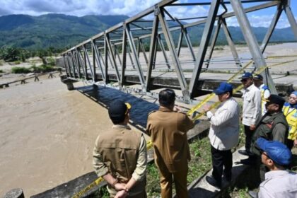 Presiden Prabowo Subianto meninjau lokasi terdampak banjir di Kutacane, Kabupaten Aceh Tenggara, pada Senin, 1 Desember 2025. Foto: BPMI Setpres/