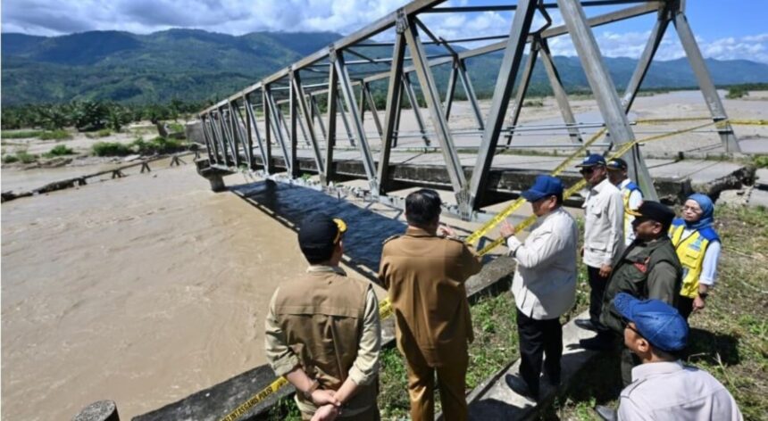 Presiden Prabowo Subianto meninjau lokasi terdampak banjir di Kutacane, Kabupaten Aceh Tenggara, pada Senin, 1 Desember 2025. Foto: BPMI Setpres/