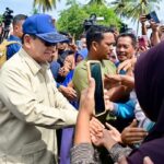 Prabowo menyapa warga di Bireuen, Aceh. Foto: BPMI Setpres