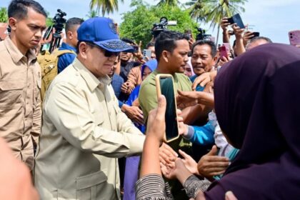 Prabowo menyapa warga di Bireuen, Aceh. Foto: BPMI Setpres