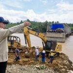 Presiden Prabowo Subianto meninjau pembangunan Jembatan Bailey Teupin Mane, ruas vital penghubung Bireuen-Takengon di Kabupaten Bireuen, Provinsi Aceh, Minggu (7/12/2025). Foto: BPMI Setpres
