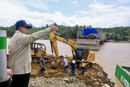 Presiden Prabowo Subianto meninjau pembangunan Jembatan Bailey Teupin Mane, ruas vital penghubung Bireuen-Takengon di Kabupaten Bireuen, Provinsi Aceh, Minggu (7/12/2025). Foto: BPMI Setpres
