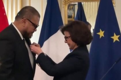 Joko Anwar menerima gelar Chevalier de l’ordre des Arts et des Lettres dari Pemerintah Prancis. Foto: Instagram Joko Anwar