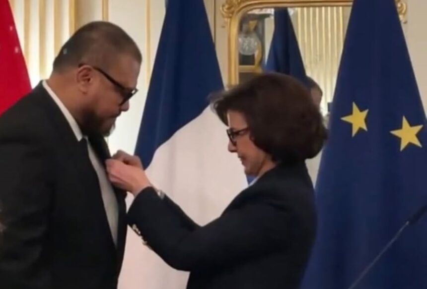 Joko Anwar menerima gelar Chevalier de l’ordre des Arts et des Lettres dari Pemerintah Prancis. Foto: Instagram Joko Anwar