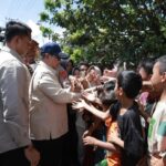 Presiden Prabowo Subianto menyapa warga Tapanuli Selatan. Foto: Tim Media Presiden