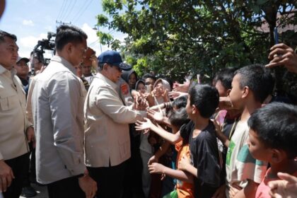 Presiden Prabowo Subianto menyapa warga Tapanuli Selatan. Foto: Tim Media Presiden