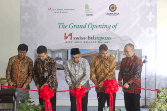 Dari kiri: Bimo Esmunantyo - Direktur Bisnis Fasilitas Jalan Tol PT Jasamarga Related Business (JMRB), Nasrullah - Direktur Utama PT Jasamarga Semarang, Batang (JSB), M. Faiz Kurniawan S.H., M.H. - Bupati Batang, Rolf Bakrie Pohan - Direktur PT Puri Sentul Permai Tbk (KDTN), David Padrigon Baduria Jr - Regional Operations Manager Swiss-Belhotel International. (dok. Swiss-Belhotel International)