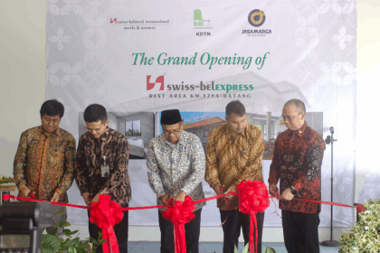 Dari kiri: Bimo Esmunantyo - Direktur Bisnis Fasilitas Jalan Tol PT Jasamarga Related Business (JMRB), Nasrullah - Direktur Utama PT Jasamarga Semarang, Batang (JSB), M. Faiz Kurniawan S.H., M.H. - Bupati Batang, Rolf Bakrie Pohan - Direktur PT Puri Sentul Permai Tbk (KDTN), David Padrigon Baduria Jr - Regional Operations Manager Swiss-Belhotel International. (dok. Swiss-Belhotel International)