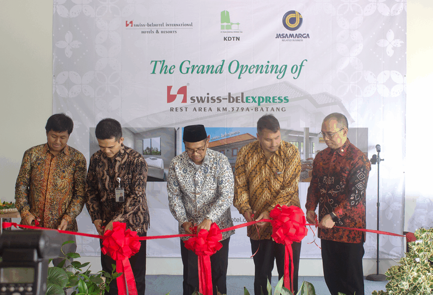 Dari kiri: Bimo Esmunantyo - Direktur Bisnis Fasilitas Jalan Tol PT Jasamarga Related Business (JMRB), Nasrullah - Direktur Utama PT Jasamarga Semarang, Batang (JSB), M. Faiz Kurniawan S.H., M.H. - Bupati Batang, Rolf Bakrie Pohan - Direktur PT Puri Sentul Permai Tbk (KDTN), David Padrigon Baduria Jr - Regional Operations Manager Swiss-Belhotel International. (dok. Swiss-Belhotel International)