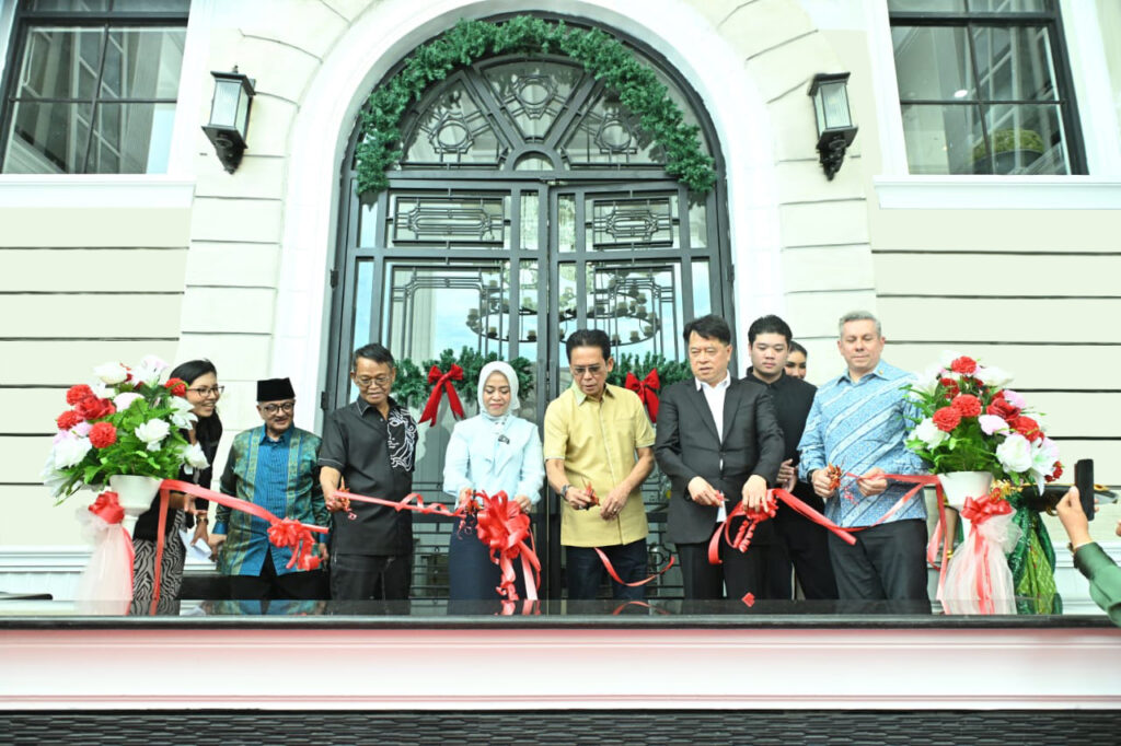 Hotel Manager Swiss-Belexpress Palu - Nelsy Priantini, Ketua FKUB Provinsi Sulawesi Tengah - Prof. Dr. KH. Zainal Abidin, M.Ag, Mantan Gubernur Sulawesi Tengah - Bapak H. Rusdi Mastura, Sekretaris Daerah Provinsi Sulawesi Tengah Dra. Novalina M.M, Wakil Ketua KPK RI, DR. Johanis Tanak S.H, M.H, Pemilik Swiss-Belhotel Palu - Hendrik Gary Lyanto, Swiss-Belhotel International Regional Director of Operations and Development - Fabrice Mini. (dok. Swiss-Belexpress Palu)