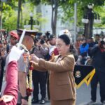 Wali kota Semarang, Agustina Wilujeng saat acara Tradisi Kenal Pamit Taruna dan Perwira Siswa Akademi Kepolisian (AKPOL) di halaman Balaikota Semarang pada Minggu (7/12/2025). Foto: Ist