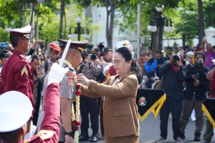 Wali kota Semarang, Agustina Wilujeng saat acara Tradisi Kenal Pamit Taruna dan Perwira Siswa Akademi Kepolisian (AKPOL) di halaman Balaikota Semarang pada Minggu (7/12/2025). Foto: Ist