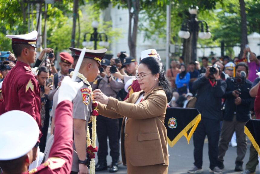 Wali kota Semarang, Agustina Wilujeng saat acara Tradisi Kenal Pamit Taruna dan Perwira Siswa Akademi Kepolisian (AKPOL) di halaman Balaikota Semarang pada Minggu (7/12/2025). Foto: Ist