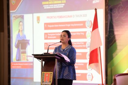 Wali Kota Semarang, Agustina Wilujeng membuka acara Outlook Ekonomi 2026 di Hotel Khas Semarang, Selasa (9/ 12/2025). Foto: Ist