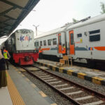 Ilustrasi, Petugas BTP Jakarta menyosialisasikan alur baru penumpang KA lokal di Stasiun Rangkasbitung untuk meningkatkan kelancaran dan kenyamanan layanan. Foto: Istock @Gia Gusrianto