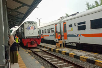 Ilustrasi, Petugas BTP Jakarta menyosialisasikan alur baru penumpang KA lokal di Stasiun Rangkasbitung untuk meningkatkan kelancaran dan kenyamanan layanan. Foto: Istock @Gia Gusrianto