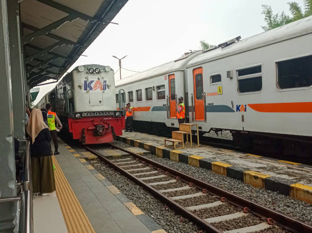 Ilustrasi, Petugas BTP Jakarta menyosialisasikan alur baru penumpang KA lokal di Stasiun Rangkasbitung untuk meningkatkan kelancaran dan kenyamanan layanan. Foto: Istock @Gia Gusrianto