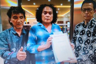 Kuasa Hukum Deolipa Yumara mendampingi pelapor Arif Saifuddin, 56, dan Syarief Hidayat, anggota keluarga yang turut mendampingi, saat mendatangi Bareskrim Polri, Rabu (10/12/2025) sekitar pukul 12.00 WIB. Foto: Joesvicar Iqbal/ipol.id