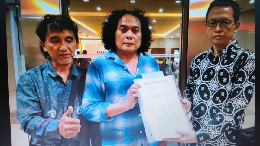 Kuasa Hukum Deolipa Yumara mendampingi pelapor Arif Saifuddin, 56, dan Syarief Hidayat, anggota keluarga yang turut mendampingi, saat mendatangi Bareskrim Polri, Rabu (10/12/2025) sekitar pukul 12.00 WIB. Foto: Joesvicar Iqbal/ipol.id