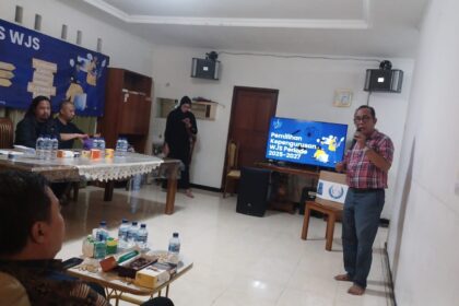 Robin Tarigan, Ketua Wartawan Jakarta Selatan (WJS) periode 2025-2027 memberikan kata sambutan saat Musyawarah Besar WJS 2025 di Villa DKI Megamendung, Bogor, Jawa Barat, Selasa (9/12/2025) malam. Acara dihadiri Asisten Pemerintahan Kota Jakarta Selatan, Achmad Basyaruddin, dan seluruh anggota WJS. Foto: Joesvicar Iqbal/ipol.id