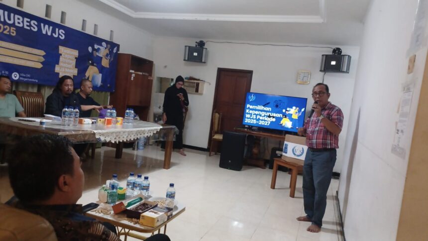 Robin Tarigan, Ketua Wartawan Jakarta Selatan (WJS) periode 2025-2027 memberikan kata sambutan saat Musyawarah Besar WJS 2025 di Villa DKI Megamendung, Bogor, Jawa Barat, Selasa (9/12/2025) malam. Acara dihadiri Asisten Pemerintahan Kota Jakarta Selatan, Achmad Basyaruddin, dan seluruh anggota WJS. Foto: Joesvicar Iqbal/ipol.id