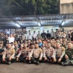 Kapolsek Pesanggrahan, AKP Seala Syah Alam dan jajaran, bersama seluruh stakeholder, Camat Pesanggrahan, Danramil, FKDM, LMK, hingga mitra lainnya, bersatu padu semangat rukun dan guyub, dalam kegiatan silaturahmi dengan warga masyarakat wilayah Pesanggrahan, Jakarta Selatan, Rabu (10/12/2025) malam. Foto: Ist